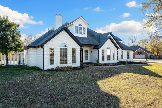 view of front of property with a front yard