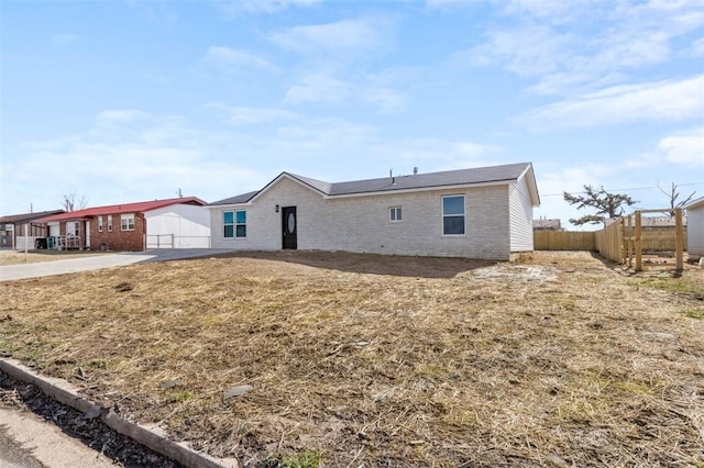 ranch-style home with a front yard