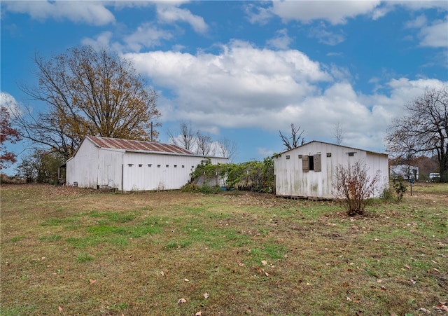 view of yard featuring an outbuilding