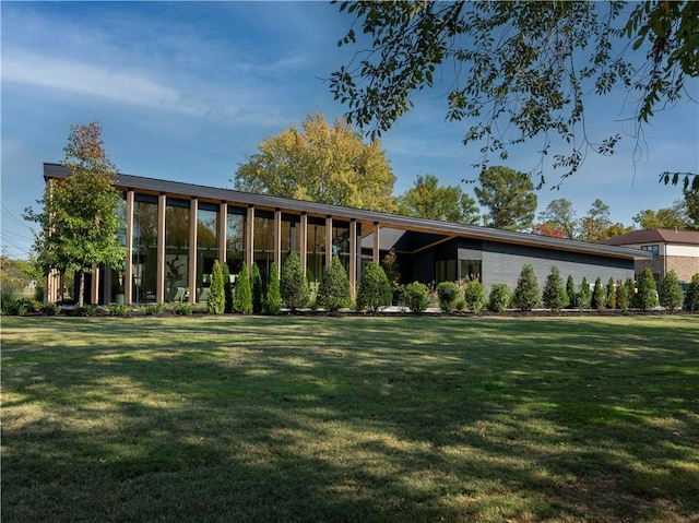 view of front of house with a front yard