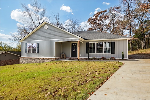 ranch-style house featuring a front yard