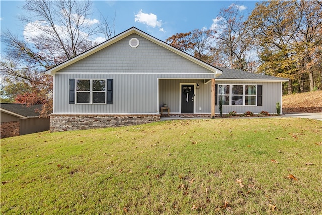 single story home featuring a front lawn