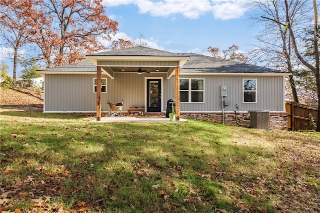 view of front of property with central AC unit, ceiling fan, and a front yard