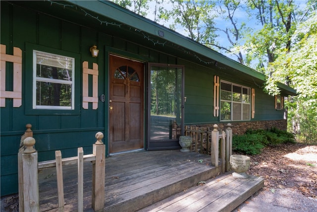 property entrance featuring covered porch