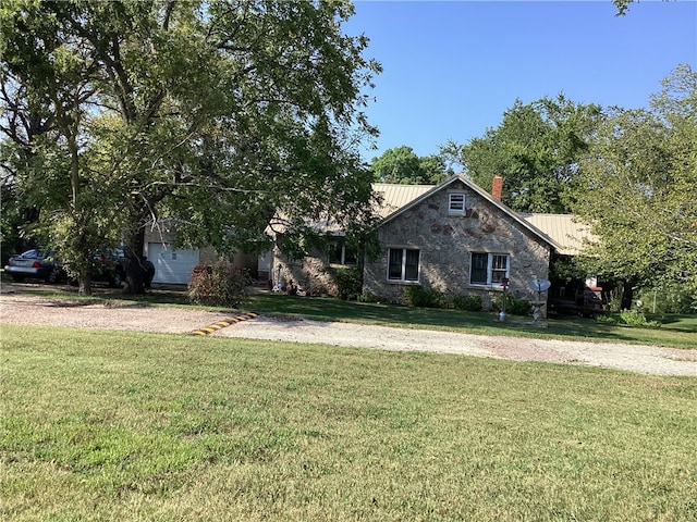 view of front of house featuring a front lawn