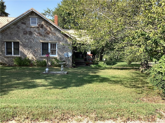 view of front of home featuring a front yard