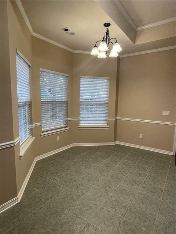 spare room with an inviting chandelier and ornamental molding