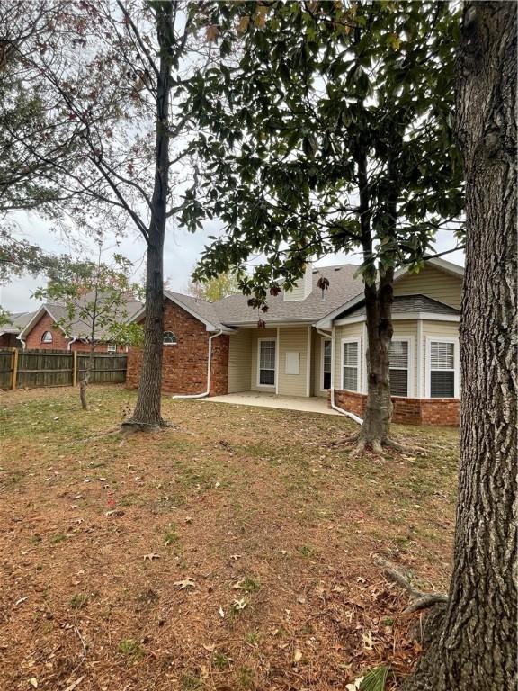 view of front of property featuring a patio area and a front yard