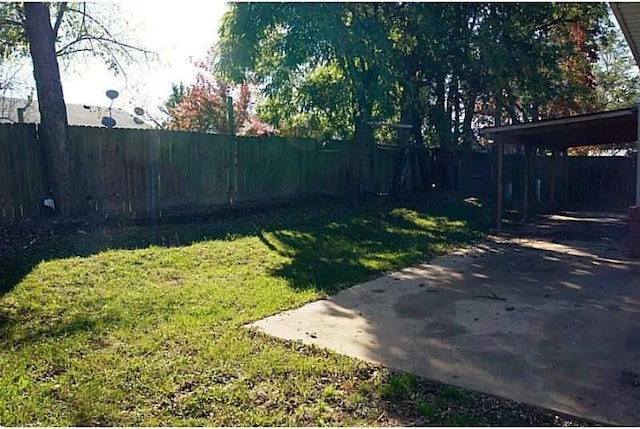 view of yard with a patio