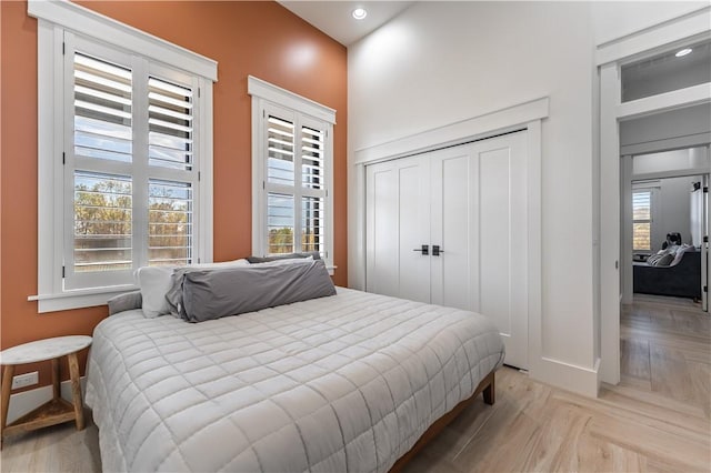 bedroom featuring recessed lighting, a closet, and baseboards