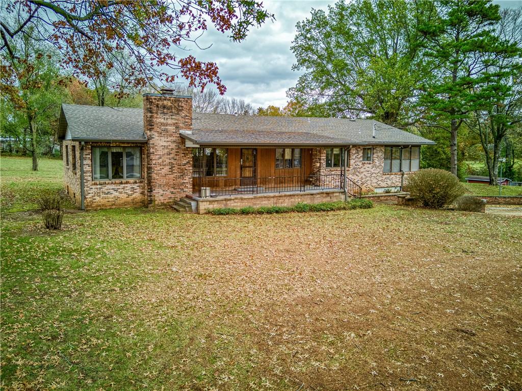 view of front of house featuring a front lawn