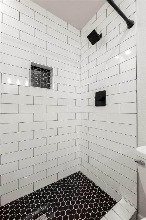 bathroom featuring tiled shower