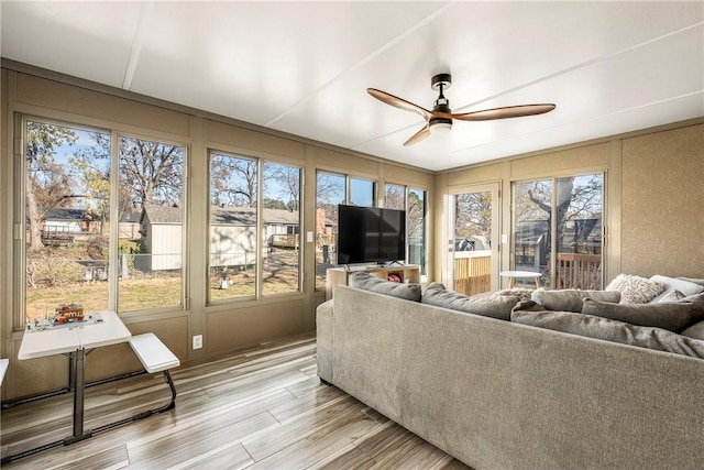 sunroom with ceiling fan