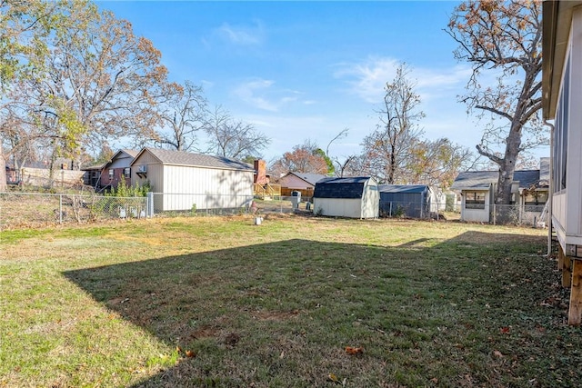 view of yard featuring a shed