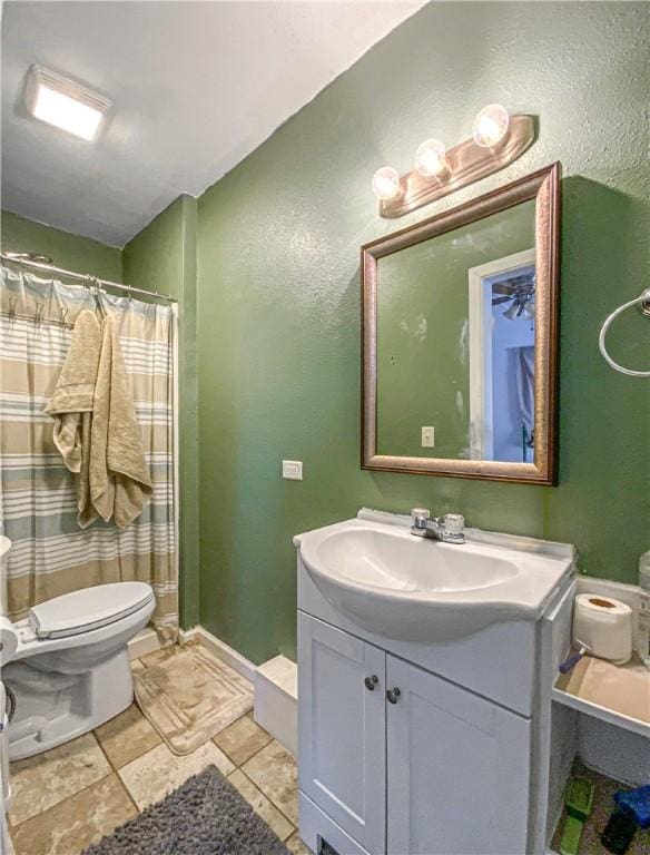 bathroom featuring a shower with shower curtain, vanity, and toilet