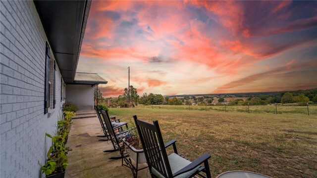 view of yard at dusk