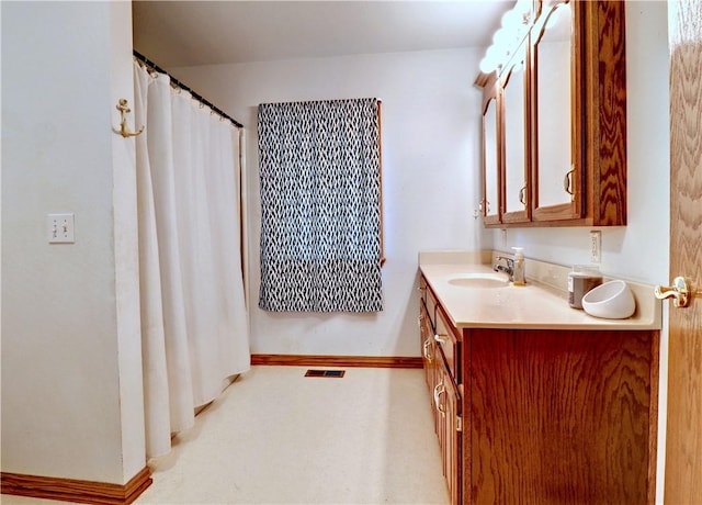 full bathroom featuring vanity, visible vents, and baseboards