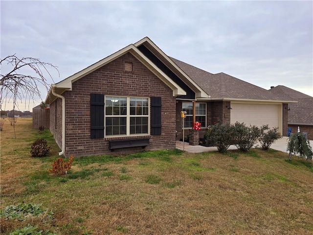 view of front facade featuring a front lawn and a garage