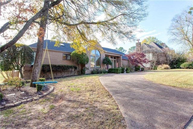 view of front of house featuring a front yard