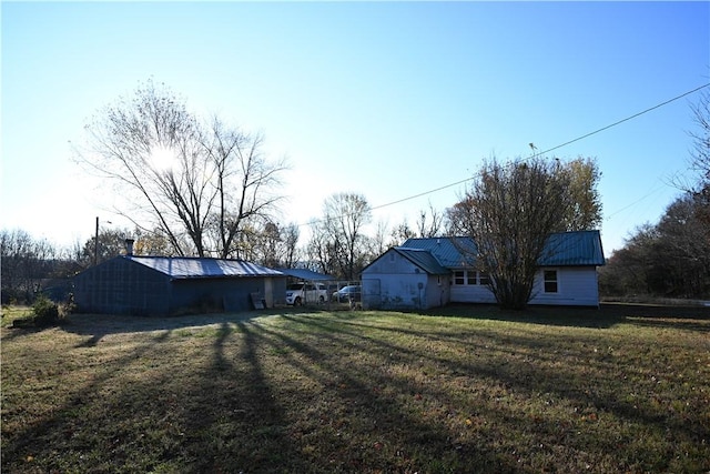 view of yard featuring an outdoor structure