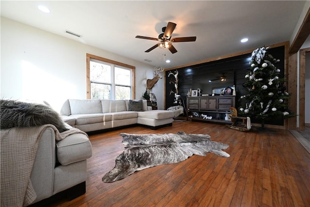 living area featuring recessed lighting, visible vents, ceiling fan, and hardwood / wood-style floors