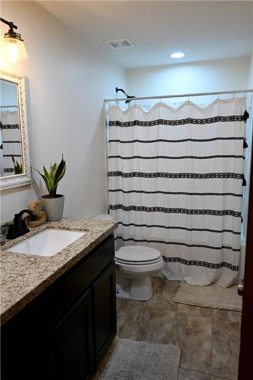 bathroom with a shower with curtain, vanity, and toilet