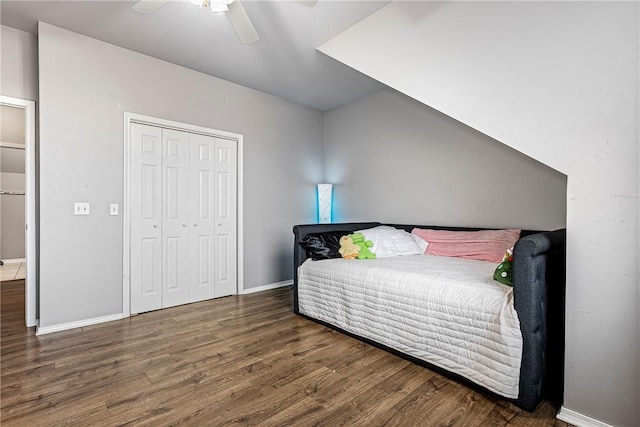 bedroom featuring a closet, dark hardwood / wood-style floors, and ceiling fan