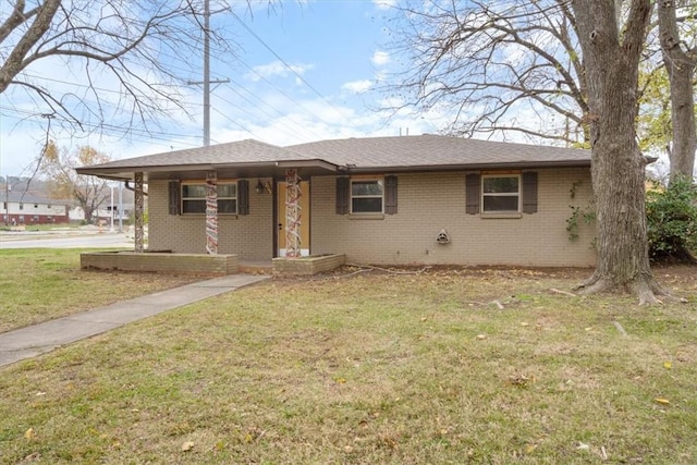 view of front of property featuring a front lawn