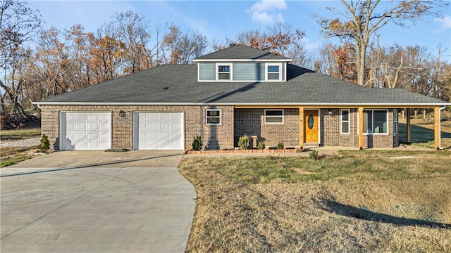 view of front facade featuring a garage and a front lawn