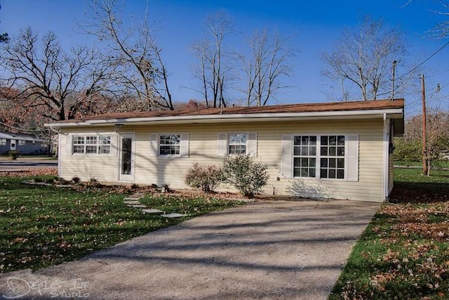 view of front facade with a front lawn