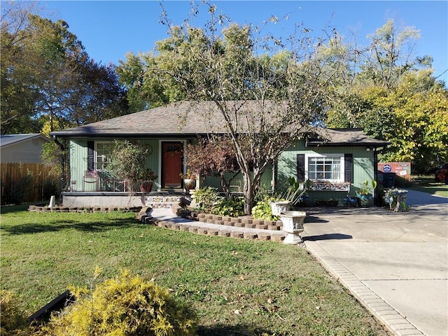 view of front of house with covered porch and a front yard