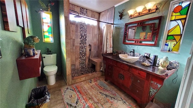 bathroom with a shower with shower curtain, vanity, and toilet