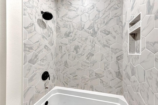 bathroom with tiled shower / bath combo