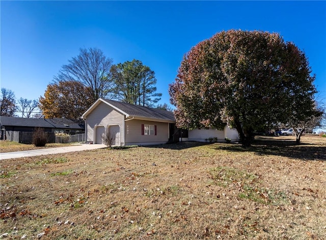 view of front facade with a front lawn