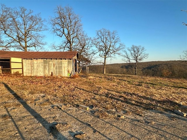 view of yard featuring an outdoor structure and a rural view