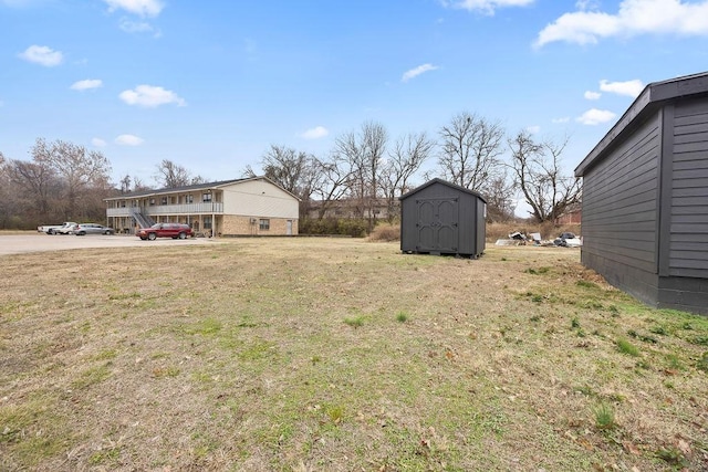 view of yard featuring a storage shed