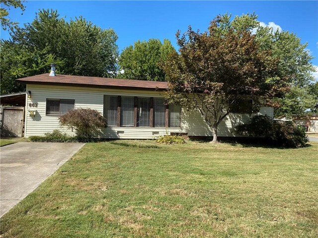 view of front of property featuring a front lawn