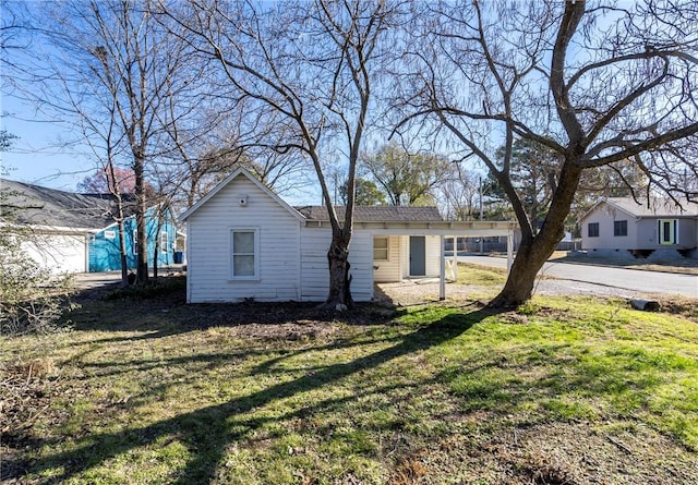 ranch-style house featuring a front yard