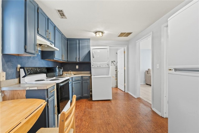 kitchen with blue cabinets, sink, stacked washer and dryer, light hardwood / wood-style flooring, and white electric range oven