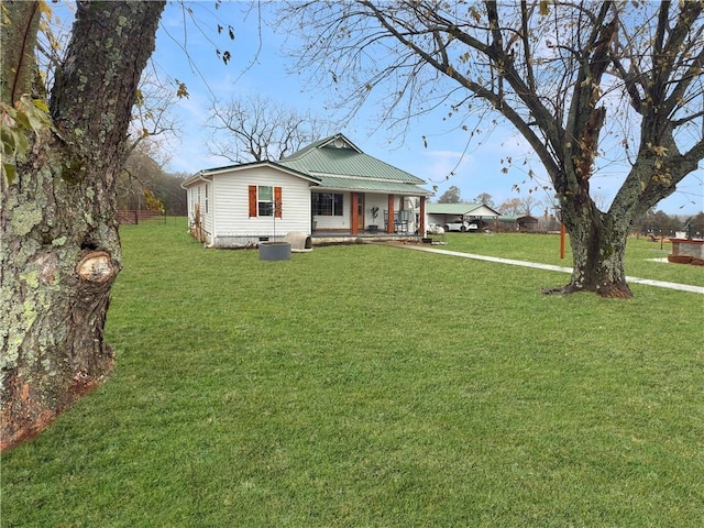 view of front facade featuring covered porch and a front yard