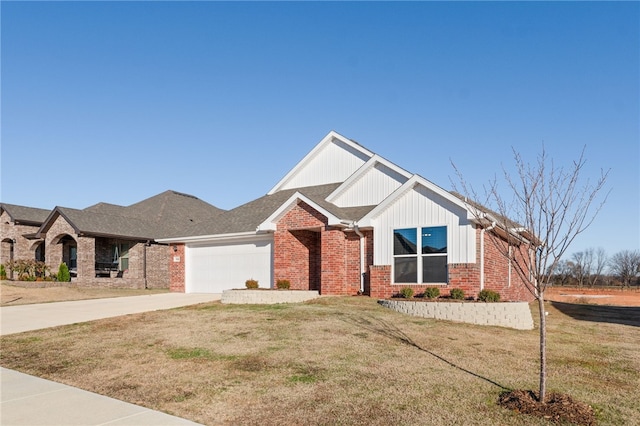 view of front facade featuring a garage and a front yard