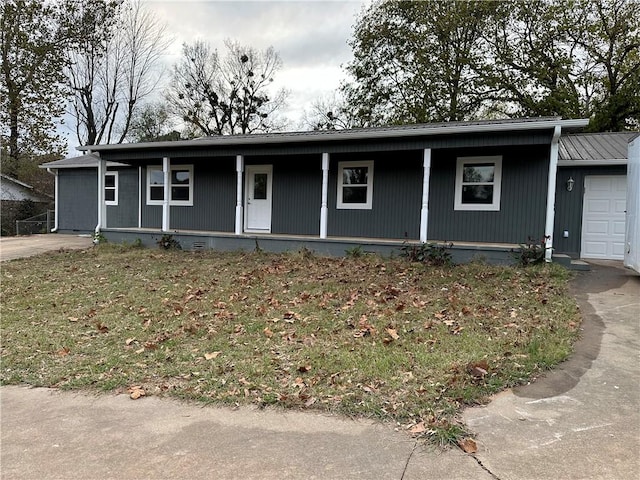 ranch-style house featuring covered porch