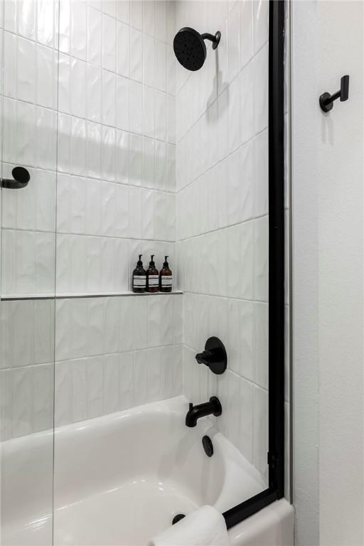 bathroom with tiled shower / bath combo