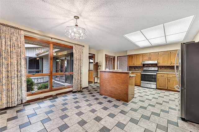 kitchen with tasteful backsplash, a textured ceiling, stainless steel appliances, decorative light fixtures, and a chandelier