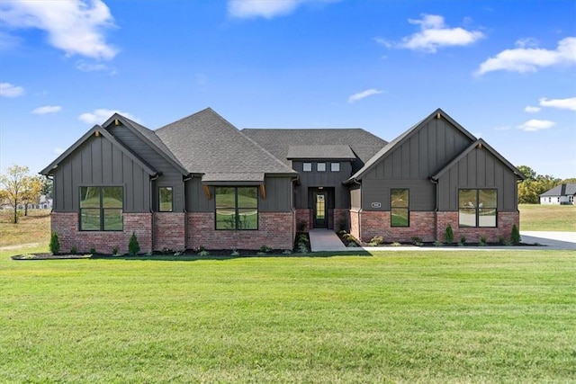 view of front of property featuring a front yard