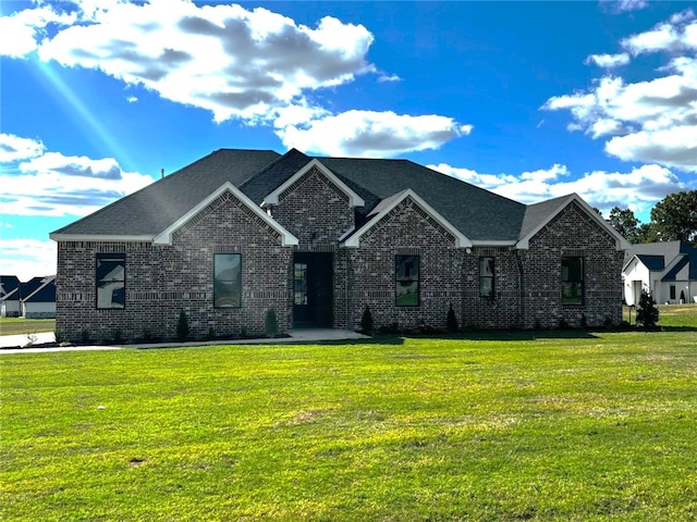 view of front facade with a front yard