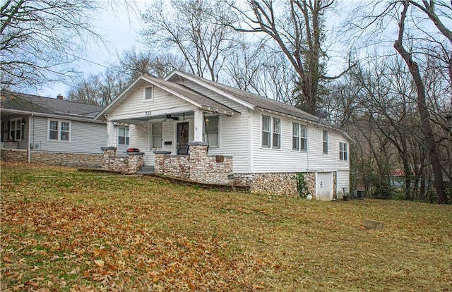 view of front of property featuring a front lawn and a porch