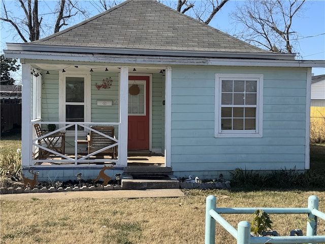 view of front of house featuring a front yard