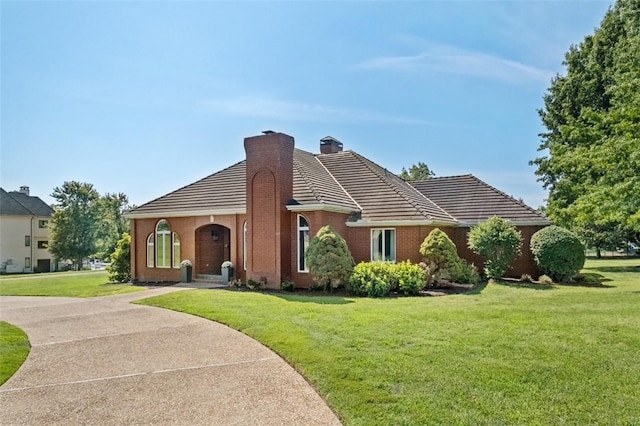 view of front facade with a front lawn