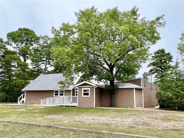 view of front of property with a front lawn